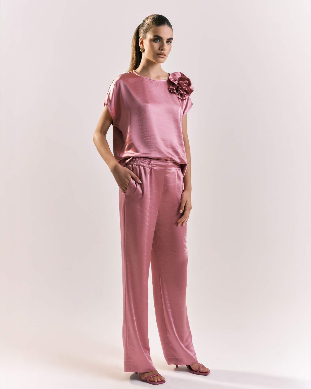 T-shirt con maxi applicazione sulla spalla
