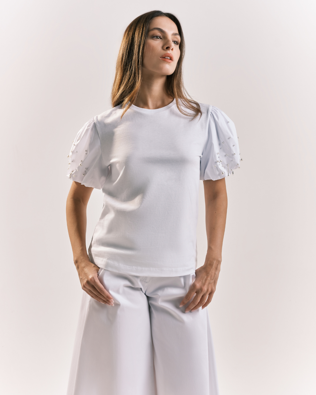 T-shirt con maniche gioiello