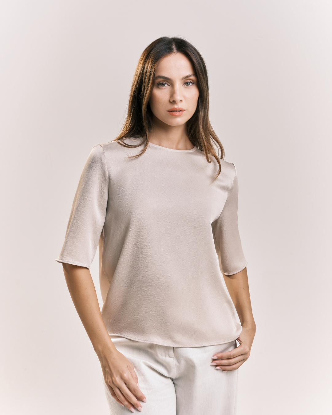 Blusa essenziale con scollo tondo
