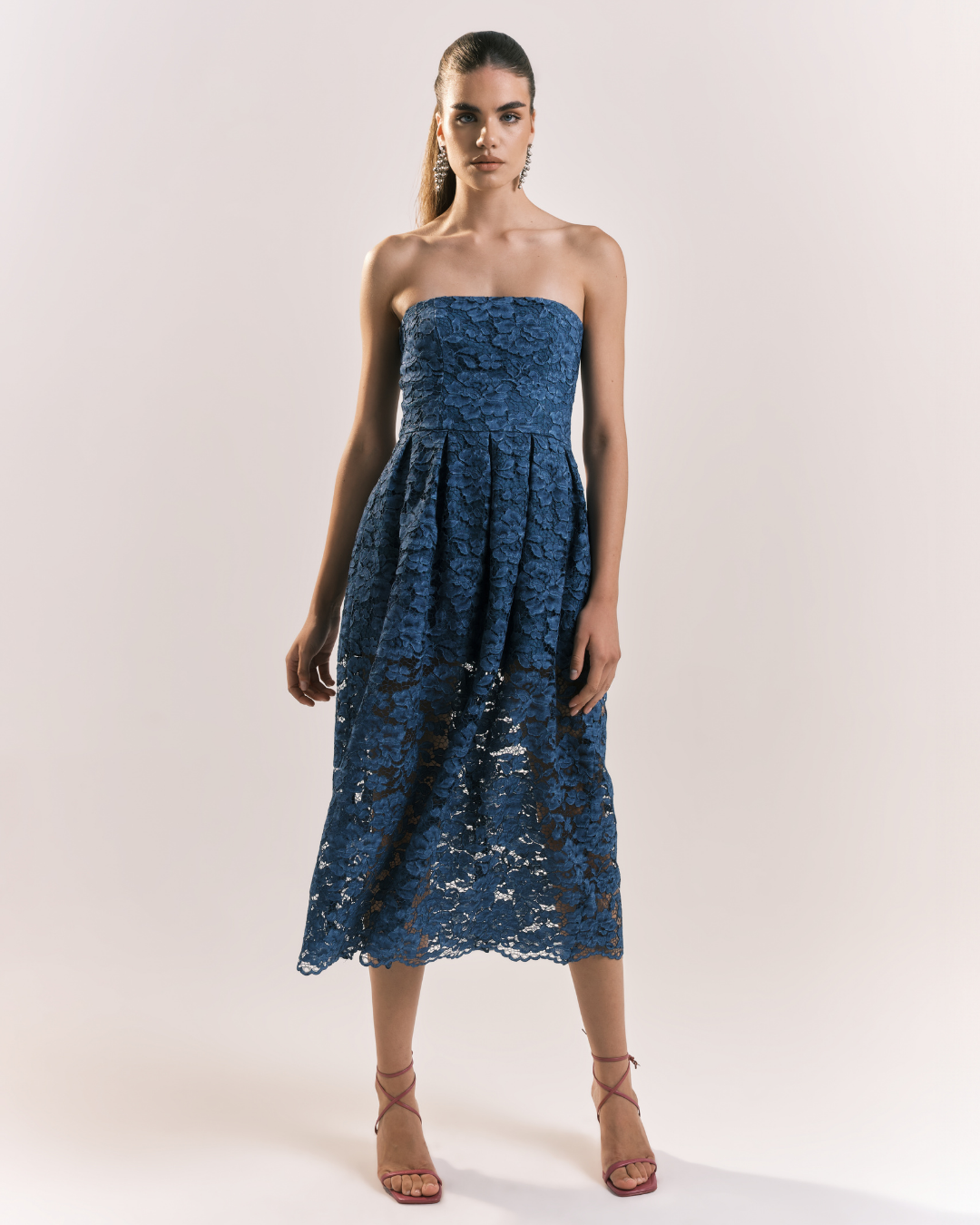 Abito bustier in pizzo floreale