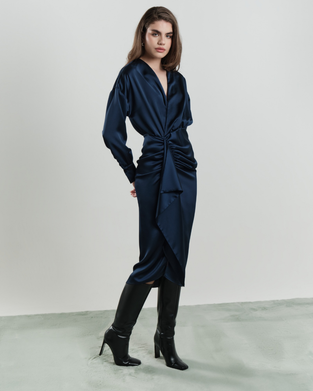 Abito midi drappeggiato in raso