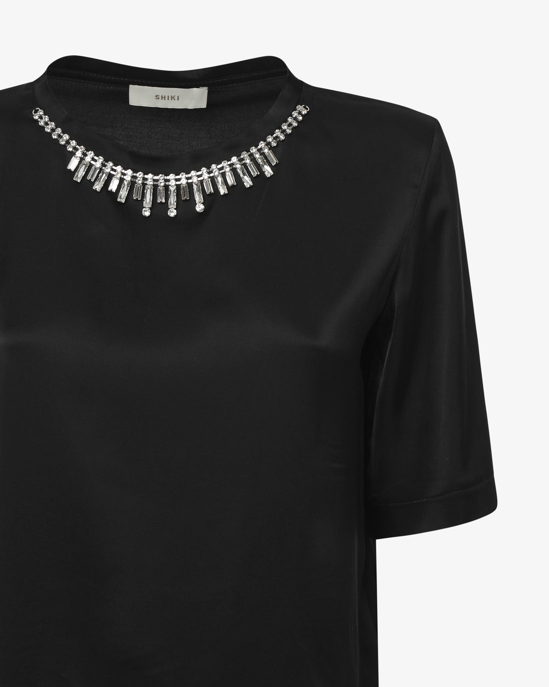 T-shirt in satin con applicazione gioiello