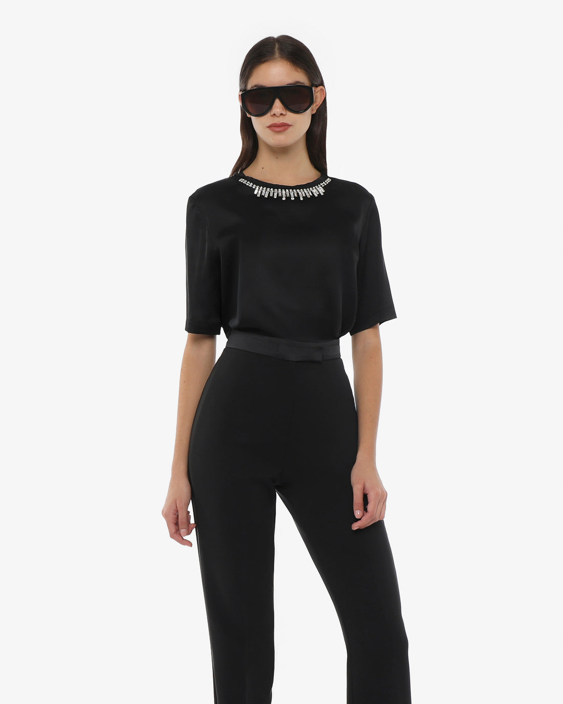 T-shirt in satin con applicazione gioiello