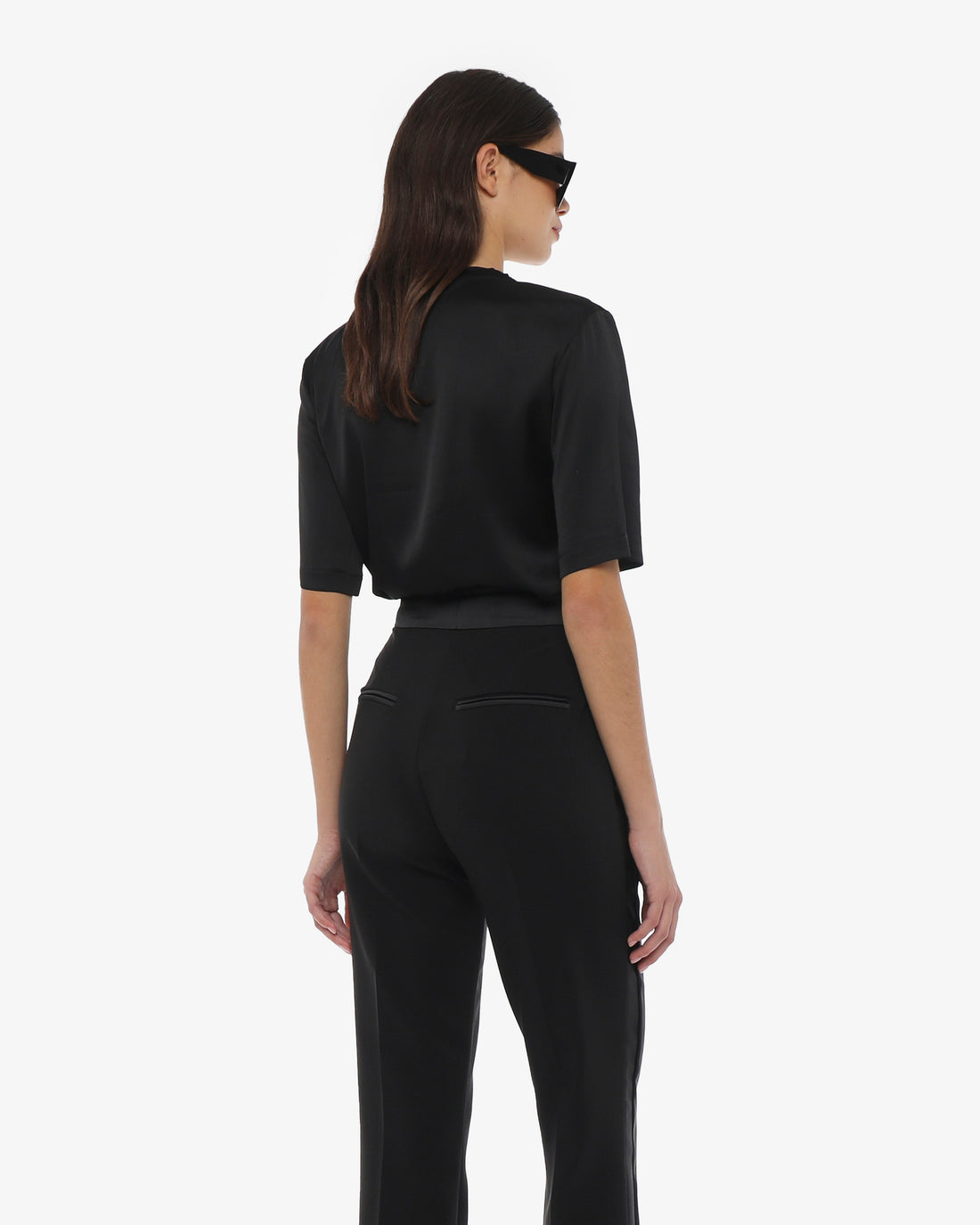 T-shirt in satin con applicazione gioiello