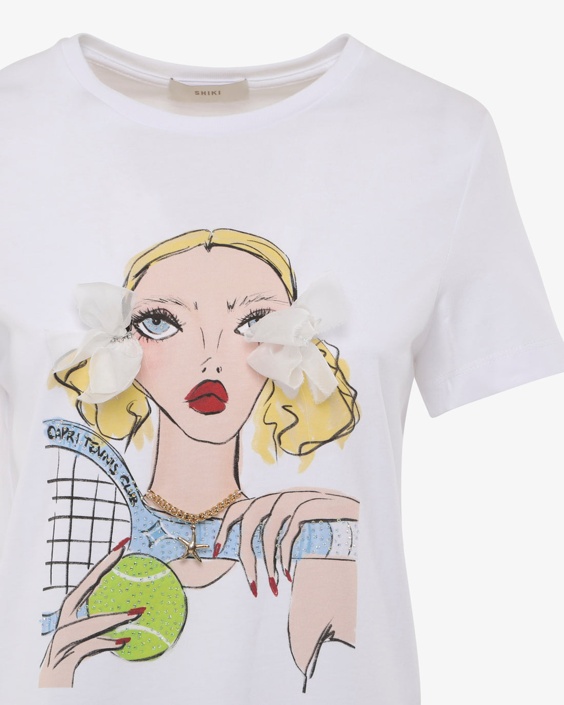 T-shirt in cotone con stampa e accessori gioiello