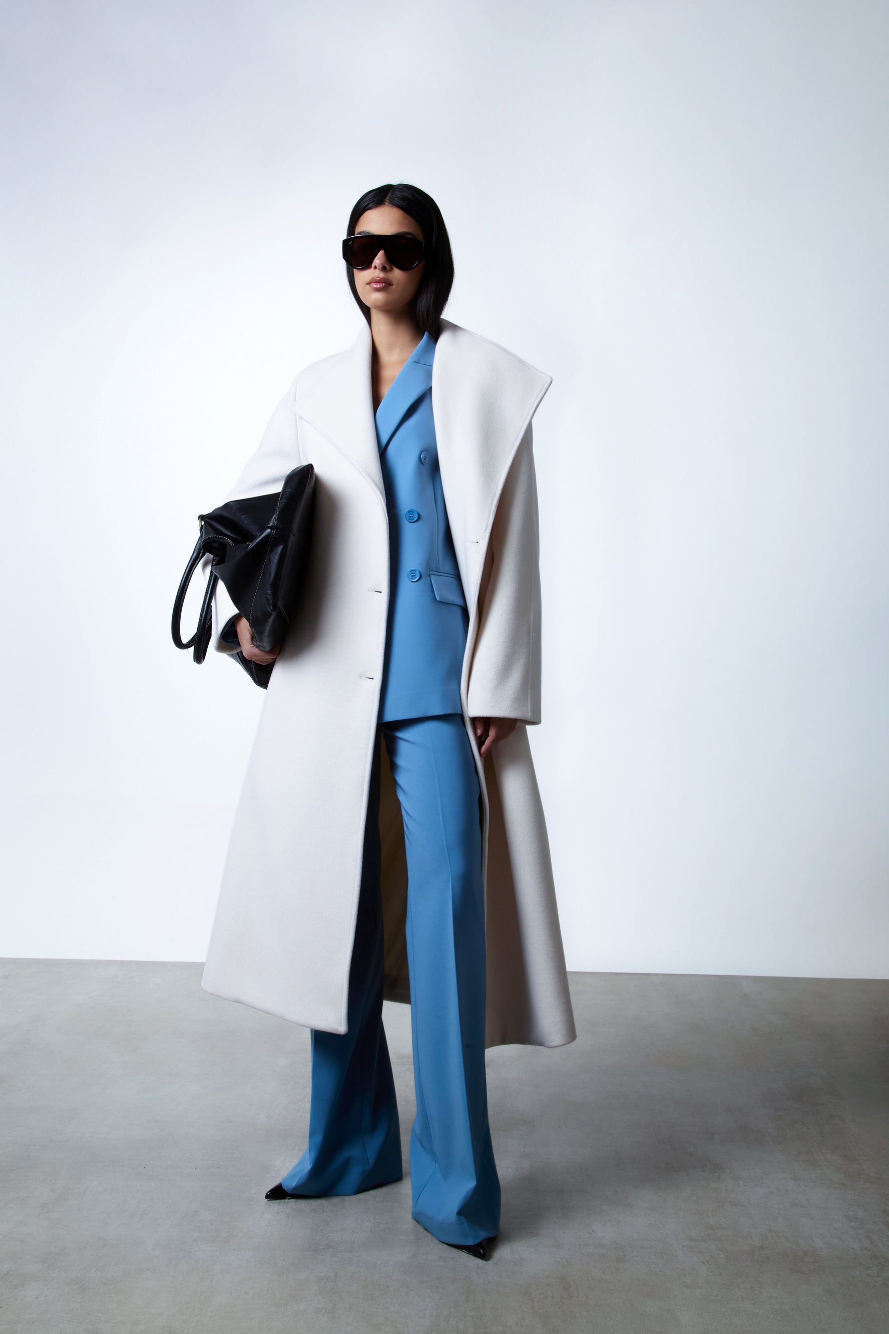 Tailleur in tessuto tecnico con giacca doppiopetto e pantalone flare