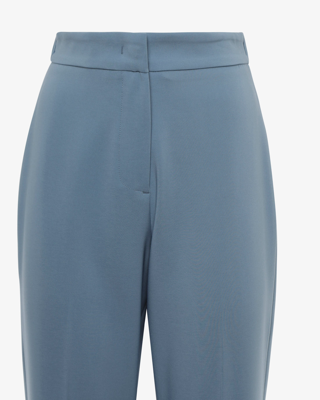 Tailleur in tessuto tecnico con giacca doppiopetto e pantalone flare