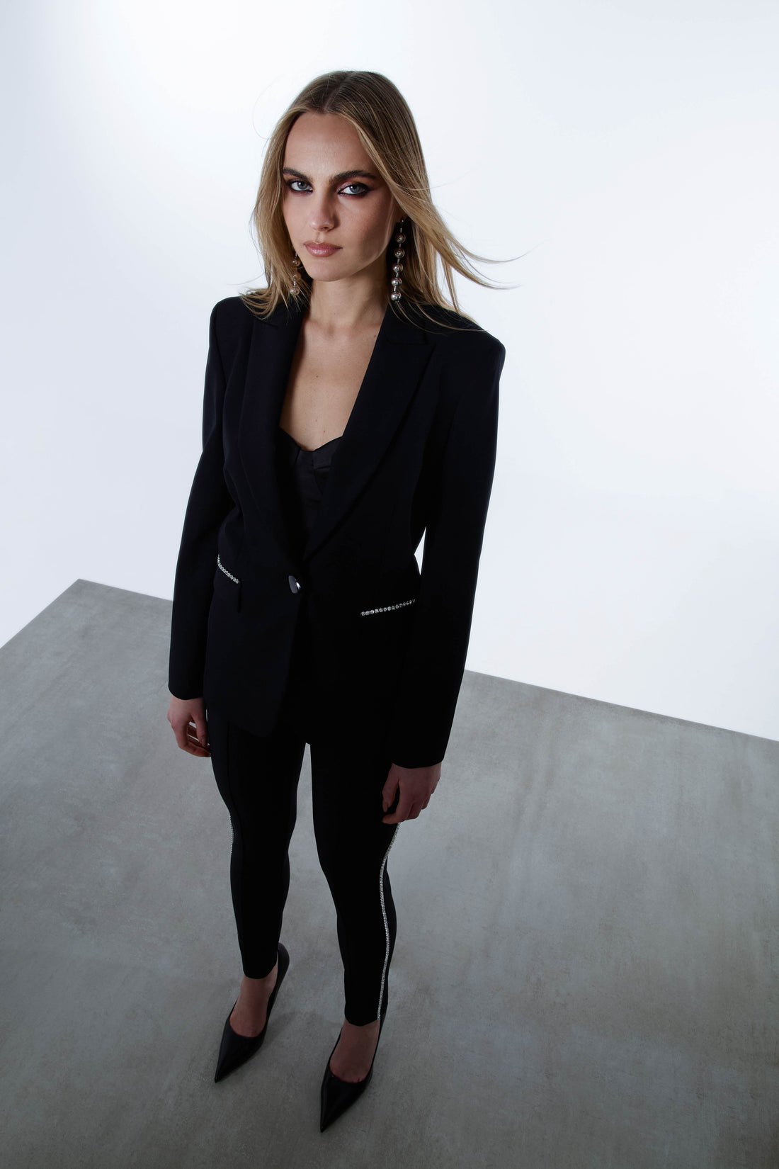 Tailleur con giacca monopetto e pantaloni slim con dettagli swarosvki