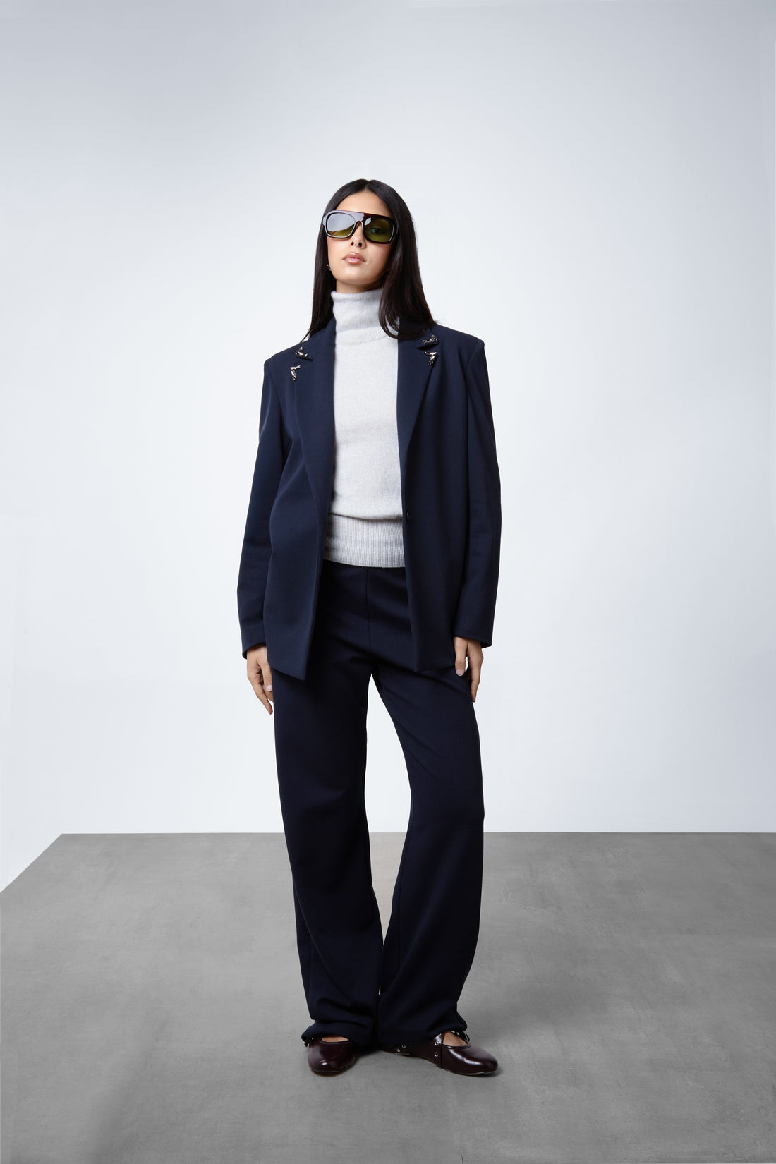 Tailleur con dettaglio gioiello